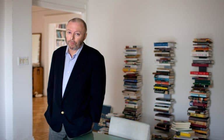 hitchens-with-books-in-the-background
