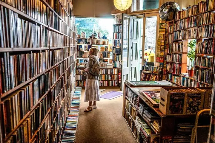 mulher dentro de uma livraria