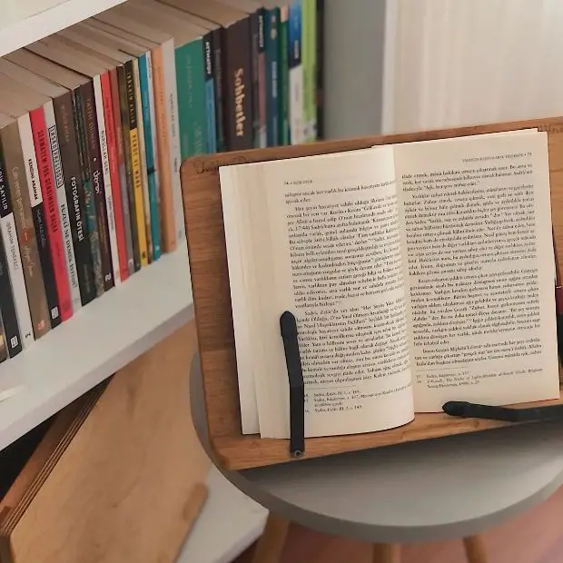 8 Best Book Stands For Large Textbooks - featured image