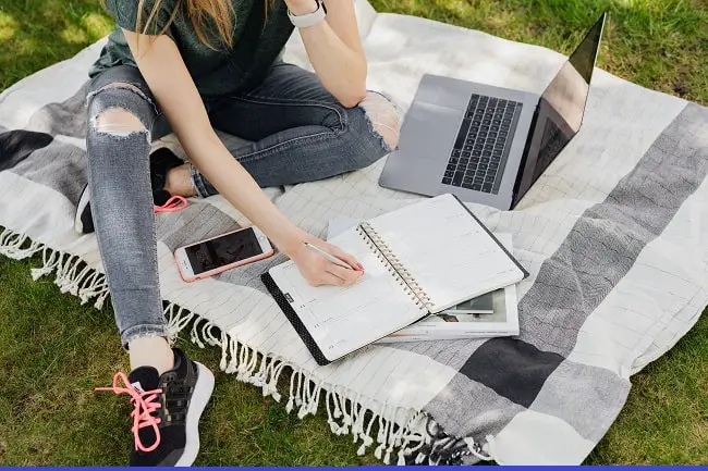 girl writing outdoor