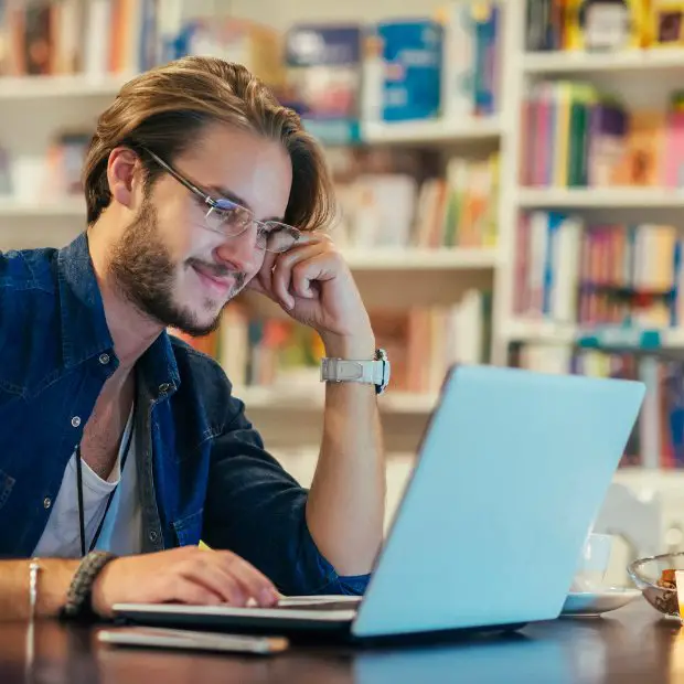 10 Best Online Freelance Jobs For Students (In 2024)