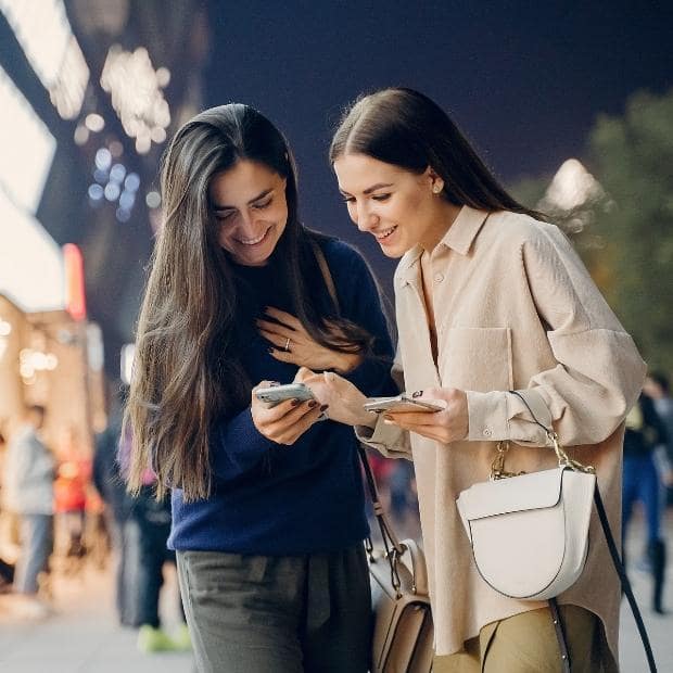 why yandex matters for seo - featured image - two girls shopping on mobile-min