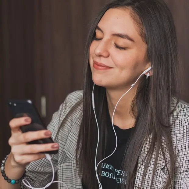 20 Best Literary Podcasts That’ll Hook You Instantly