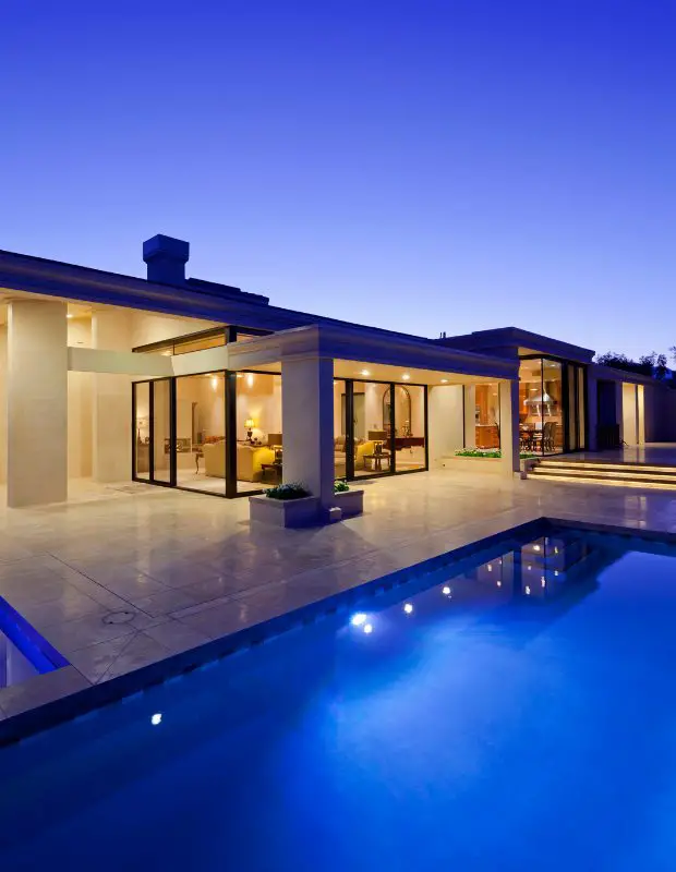 Luxury villa in Dubai (with a pool)
