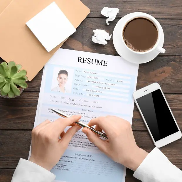 5 Benefits of Resume Writing Services - featured image
